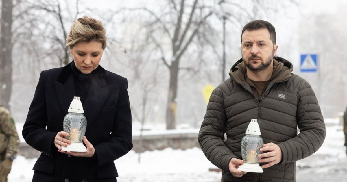 В елегантному пальті і водолазці: Олена Зеленська у жалобному образі взяла участь у пам'ятній церемонії