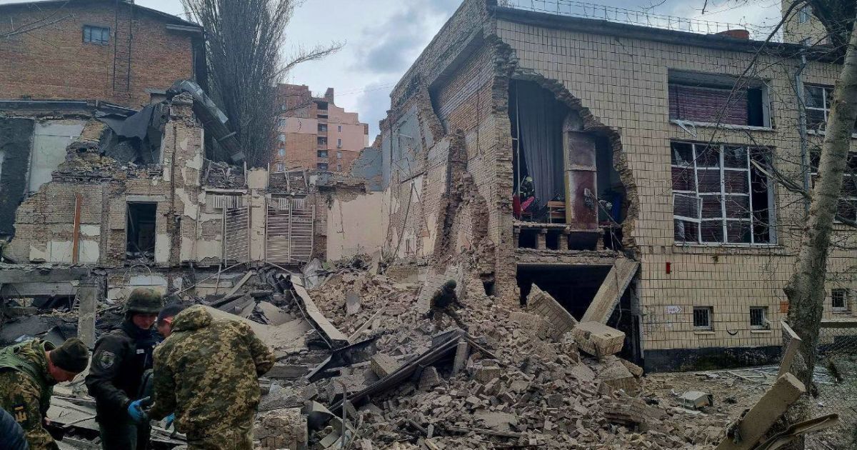 Пошкодження в Києві внаслідок падіння уламків ракет 25 березня / Фото ілюстративне