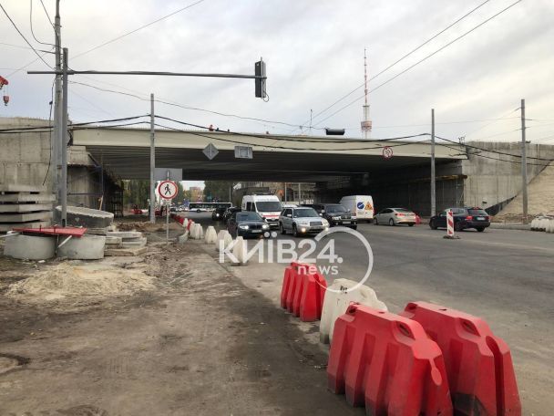 Движение под Дегтяревским путепроводом/ Фото: Киев 24