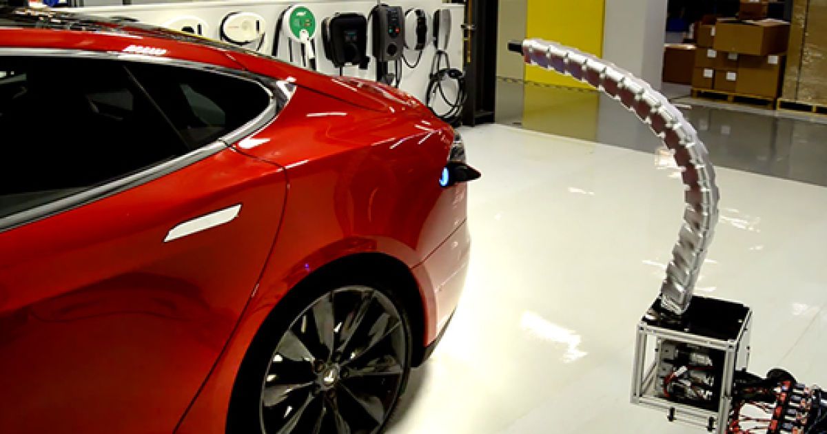 Tesla Motors разработала роботизированную зарядку (видео)