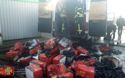 Заживо сгорел на временной остановке: в Днепропетровской области вспыхнул микроавтобус (фото)