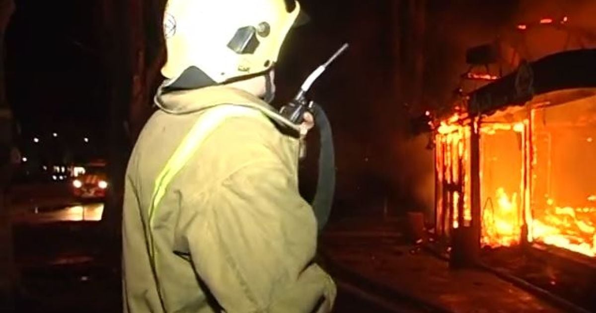 Пожежу ліквідують два пожежних потяги. Ілюстрація