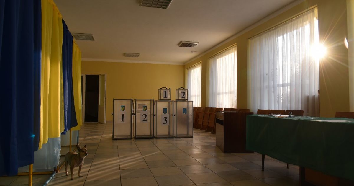 У Коростишеві біля виборчої дільниці затримали чоловіків зі зброєю
