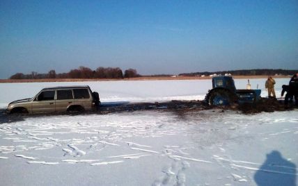У Черкаській області позашляховик виїхав на кригу Дніпра й провалився (Фото)