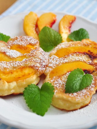 Сырники с персиками
