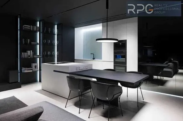 Кухня з усіма необхідними меблями та побутовою технікою / © OLX