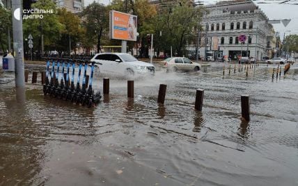 Сильна злива затопила Дніпро: дороги стали "річками" (відео)