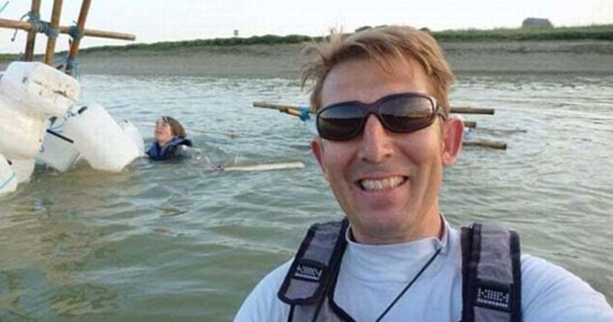 Чоловік не зважає на хлопця, що тоне за його спиною. Адже такі "дрібниці" не можуть завадити справжньому "майстру селфі" / © Фото із соціальних мереж