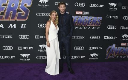 Крис Хемсворт пришел на премьеру "Мстителей" с женой в комбинезоне со смелым декольте