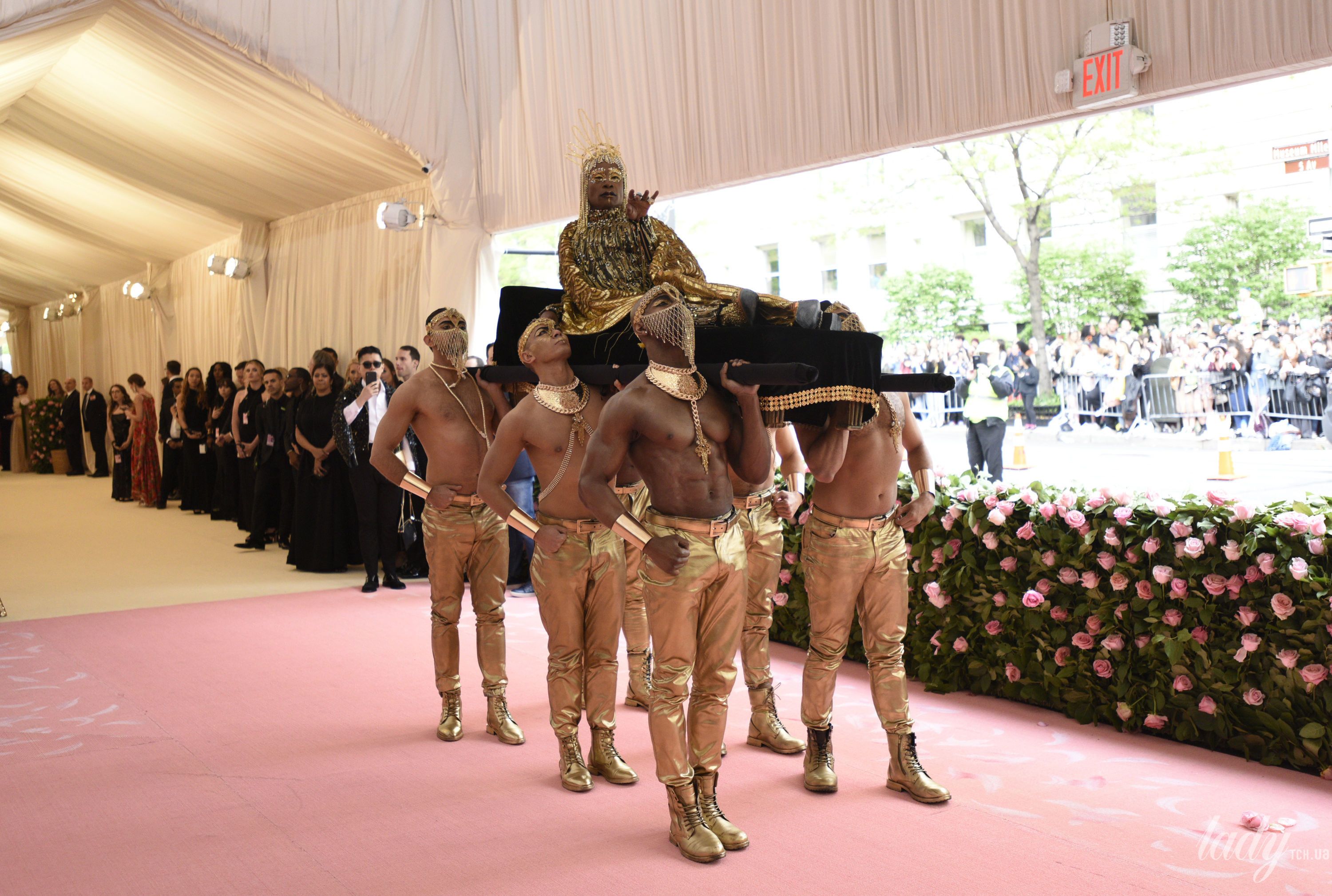 Золотые крылья и шесть обнаженных рабов: американский актер появился на Met  Gala в образе Клеопатры — Шоу-бизнес