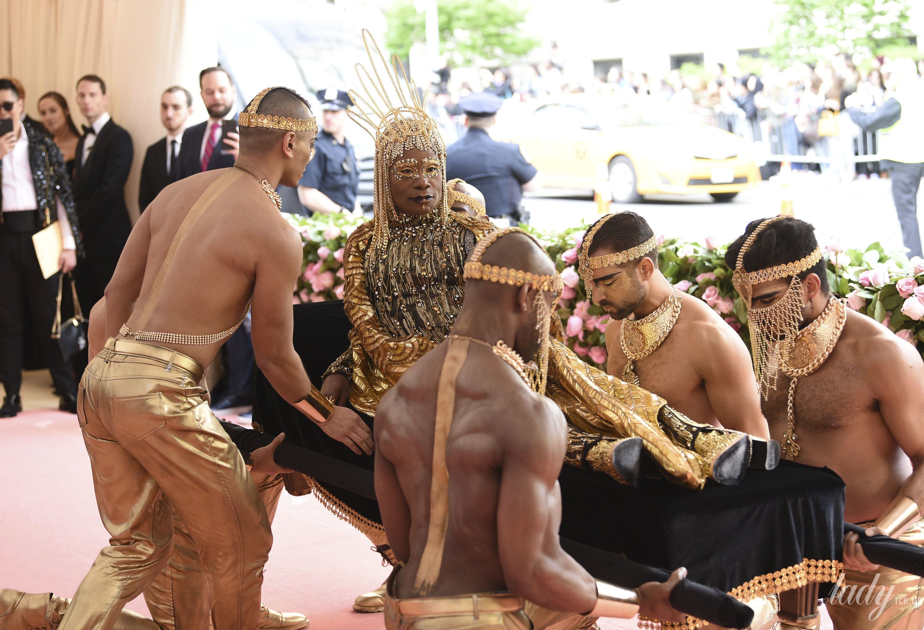 Золотые крылья и шесть обнаженных рабов: американский актер появился на Met  Gala в образе Клеопатры — Шоу-бизнес