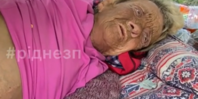 З травмою ніг вмирала на вулиці: в Запоріжжі жінка майже місяць лежала під деревом і просила допомоги