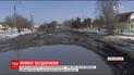 На розбиту ділянку траси на Миколаївщині, яку блокували люди, приїхали ремонтники