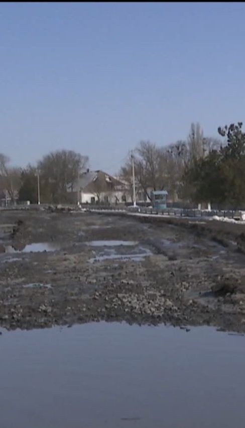 На разбитый участок трассы на Николаевщине, который блокировали люди, приехали ремонтники