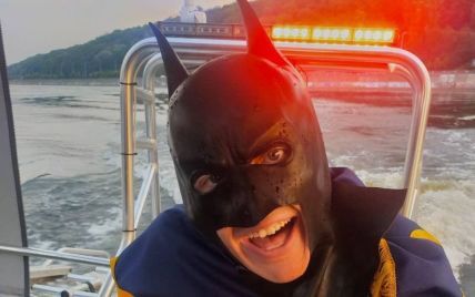 В Киеве иностранец в костюме Бэтмена пытался переплыть Днепр: его пришлось спасать прямо посреди реки