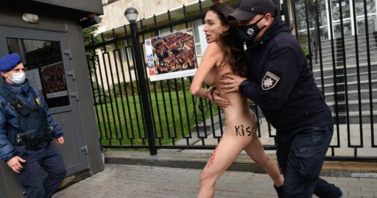 Активістка руху Femen протестувала проти заборони абортів у Польщі. / © Обозреватель