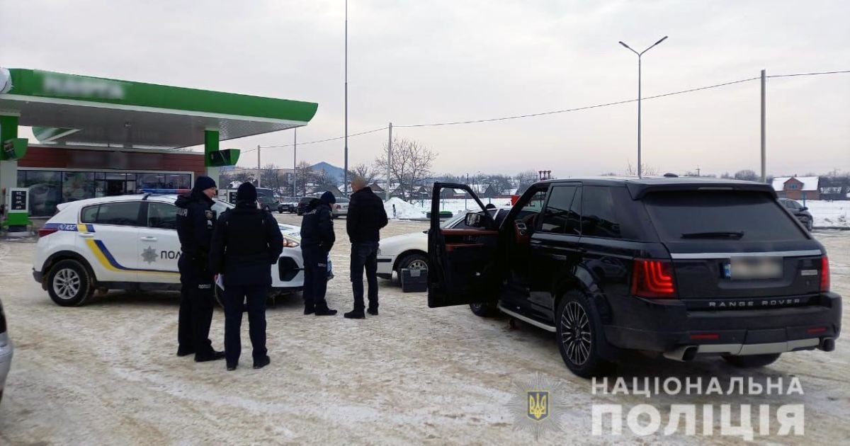 У Чернівецькій області чоловік з автомобіля обстріляв зупинку з людьми: фото