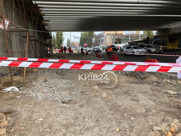 Движение под Дегтяревским путепроводом/Фото: Киев 24