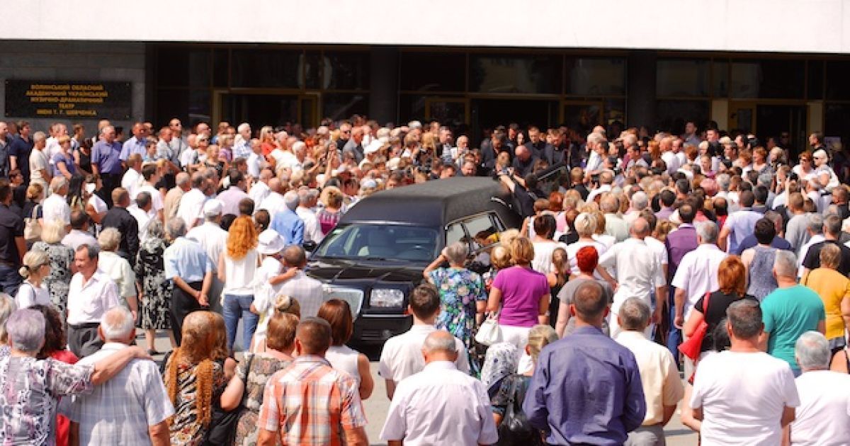 Во время церемонии прощания в Луцке с умершим Еремеевым
