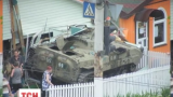 В Луганске боевики на броневике протаранили кафе