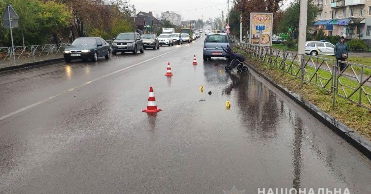 У Рівненській області водій збив візок з немовлям на переході: у якому стані мати і дитина
