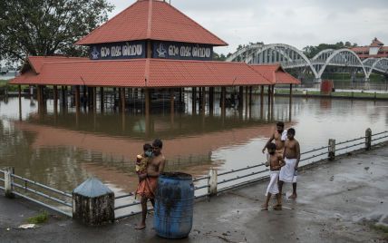 Вследствие разрушительных наводнений в Индии погибли по меньшей мере 25 человек: видео