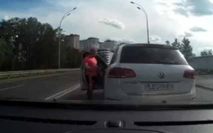 Встановлено особу чоловіка, який у Києві напав з биткою на людей та потрощив їхню автівку: відео