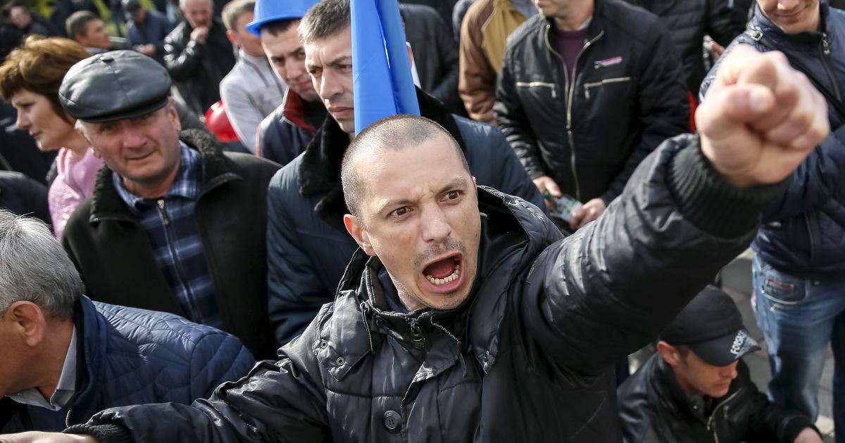 Шахтеры устроили "туалет" в кустах