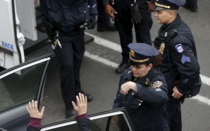 В США неизвестный с тесаком покромсал полицейского