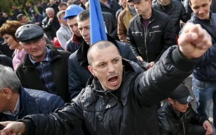 В центре Киева митингующие перекрыли движение и требуют закона о кредитах