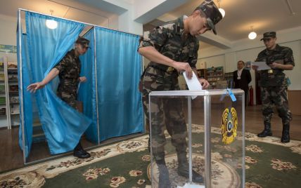 В Казахстане на выборах люди голосуют за президента Киану Ривза