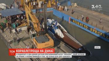 З дна річки у Будапешті дістали затонулий прогулянковий катер "Русалка"