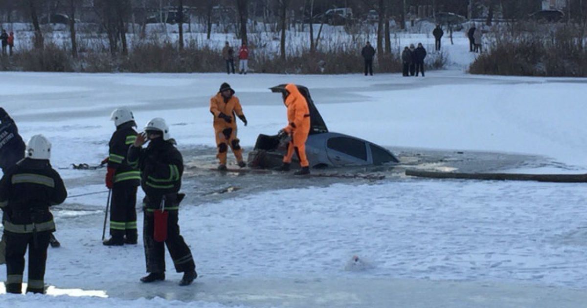 В Полтаве в реку Ворскла провалился автомобиль