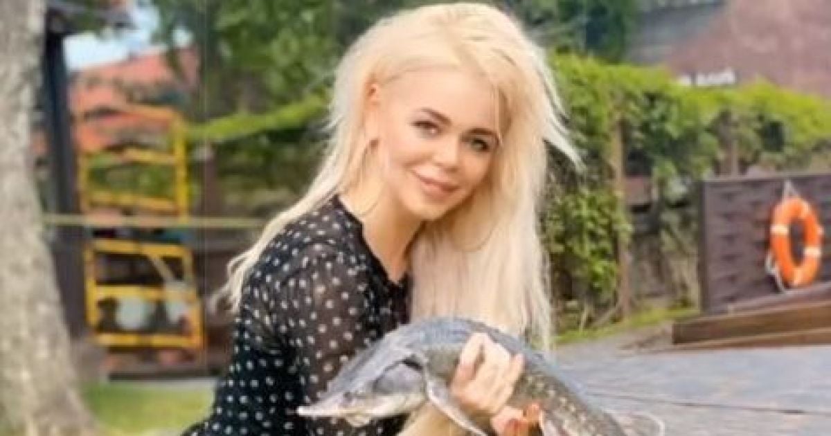Аліна Гросу у грайливій сукні в горошок сходила на рибалку та показала свій улов