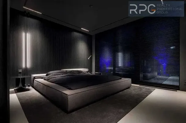 Ремонт виконано за дизайнерським проєктом у футуристичному стилі / © OLX