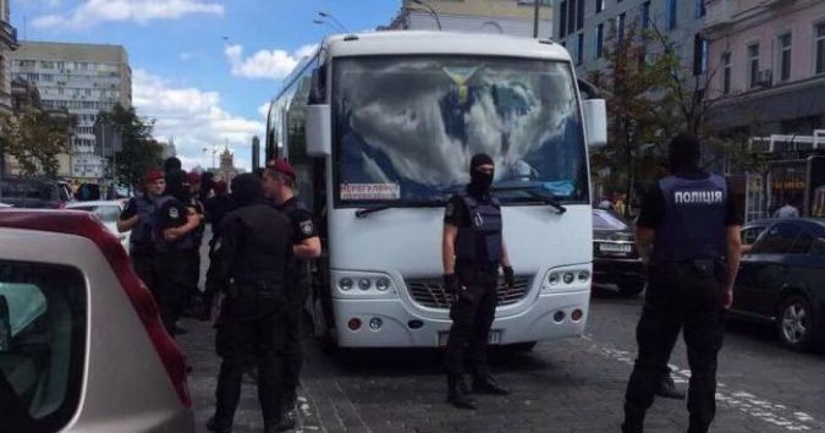 Задержание провокаторов под посольством / © Украинская правда