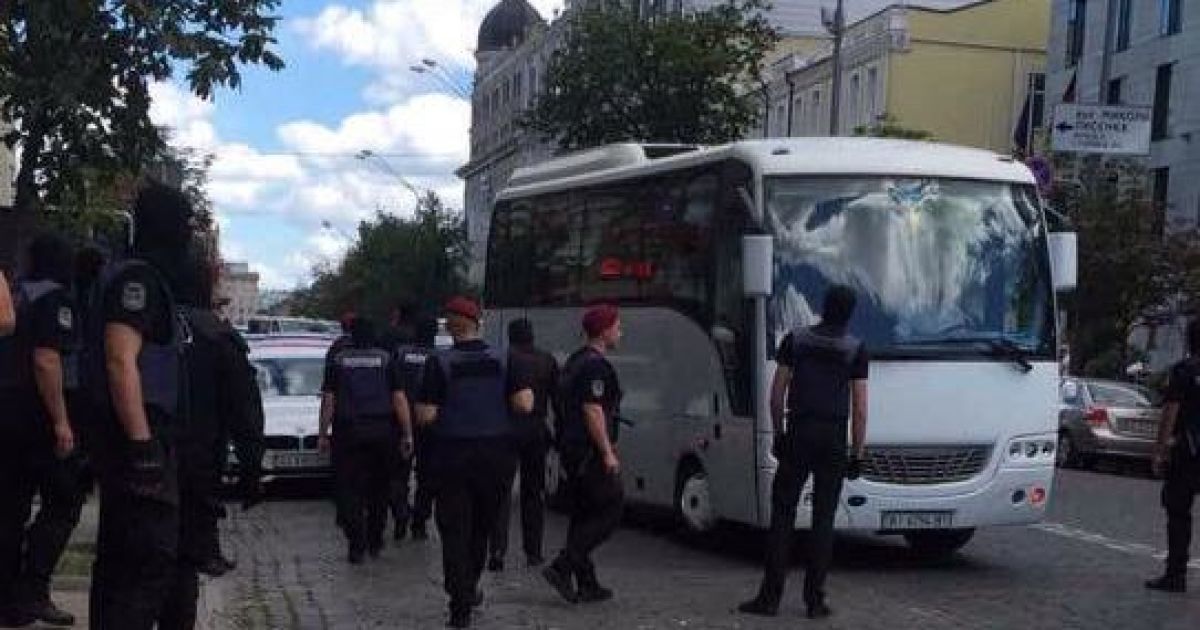 Задержание провокаторов под посольством / © Украинская правда