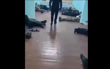 Солдаты ебут шлюху в казарме: смотреть русское порно видео онлайн бесплатно