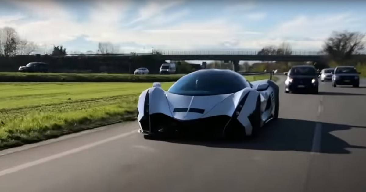 Самый быстрый автомобиль планеты впервые сняли на дороге: он способен разгоняться до 560 км/ч (видео)