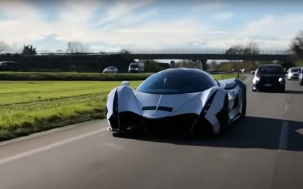 Найшвидший автомобіль планети вперше зняли на дорозі: він здатен розганятися до 560 км/год (відео)