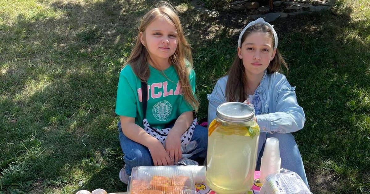 В Івано-Франківську школярки продають випічку і лимонад, аби зібрати кошти для ЗСУ (фото)