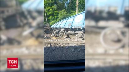 Біля Львова зійшли з колії і перекинулись 18 вагонів вантажного потяга