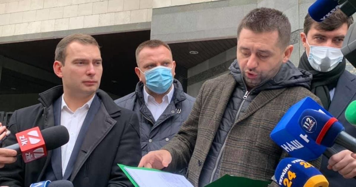 Депутаты принесли судьям КСУ обращение о добровольной отставке