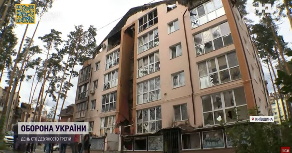 Ірпінці намагаються зберегти понівечені будівлі від дощів і холодів, але навіть на це коштів не вистачає
