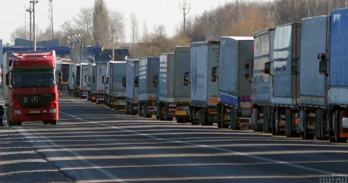 В Киеве из-за жары снова запретили въезд грузовиков