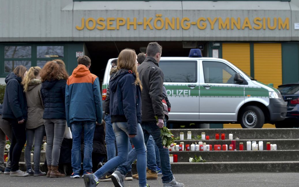 В немецком Хальтерне чтят память 16 учеников и двух учителей местной гимназии. / © Reuters