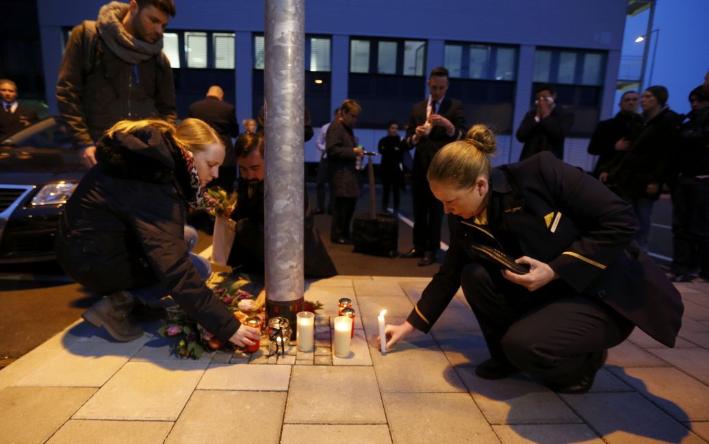 Возле штаб-квартиры Germanwings вспоминают о погибших членах экипажа Airbus A-320. / © Reuters