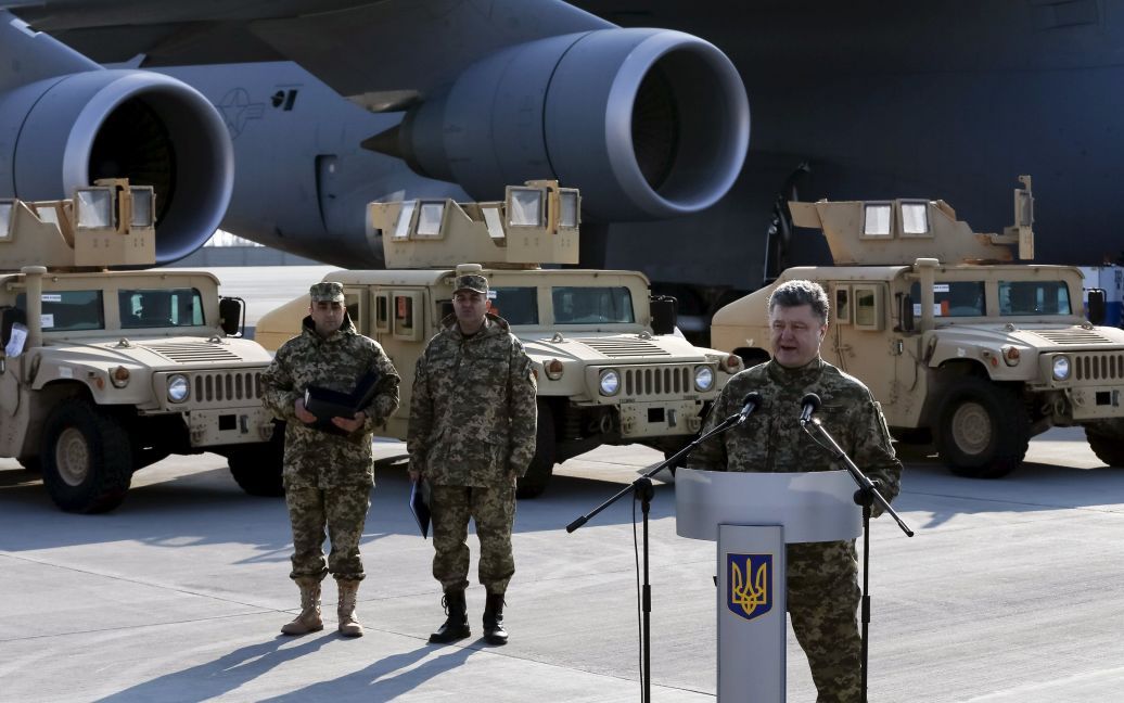Президент особисто зустрів військову допомогу з США / © Reuters