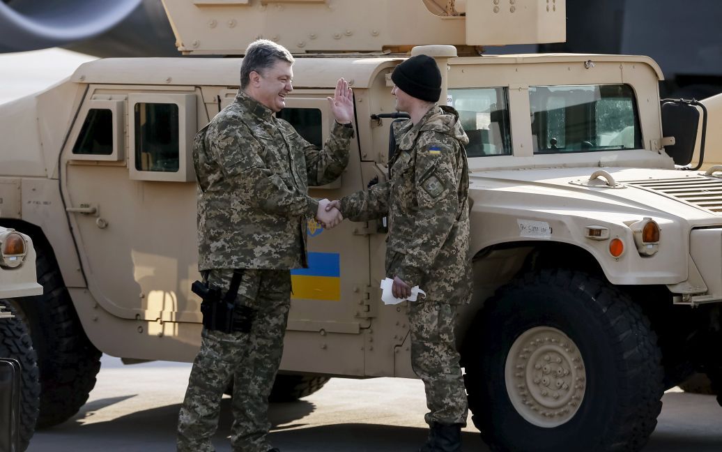 Президент особисто зустрів військову допомогу з США / © Reuters