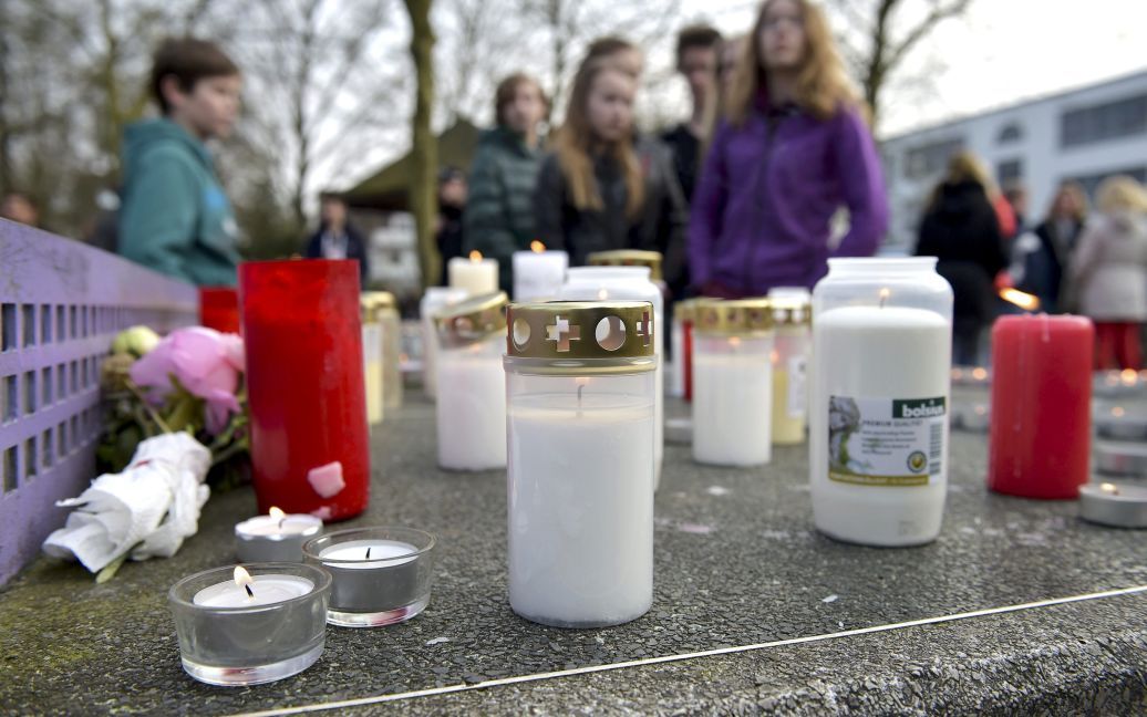 В немецком Хальтерне чтят память 16 учеников и двух учителей местной гимназии. / © Reuters